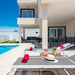 Shasya With Air Conditioning Villa